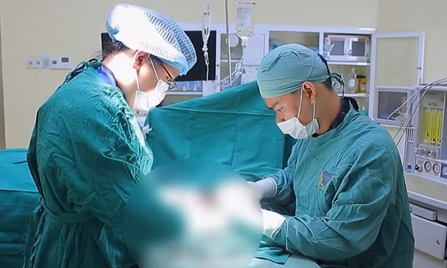 Nổi loạn đập cửa kính, cậu bé suýt mất tay