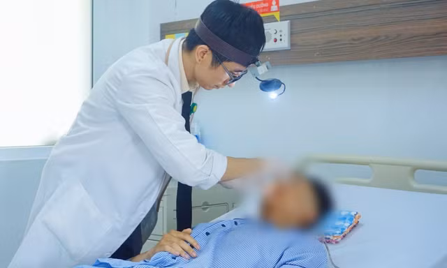 Thanh niên bị đâm dao vào mặt đứt nhiều động mạch, máu phun thành vòi