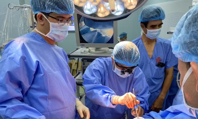 Chỉ đau tức hông nên chủ quan không đi khám, cụ ông bất ngờ phải cấp cứu mới biết mình mắc ung thư 