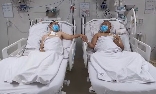 Hai anh em từng nguy kịch vì COVID-19, nắm tay nhau vượt qua 'tử thần'