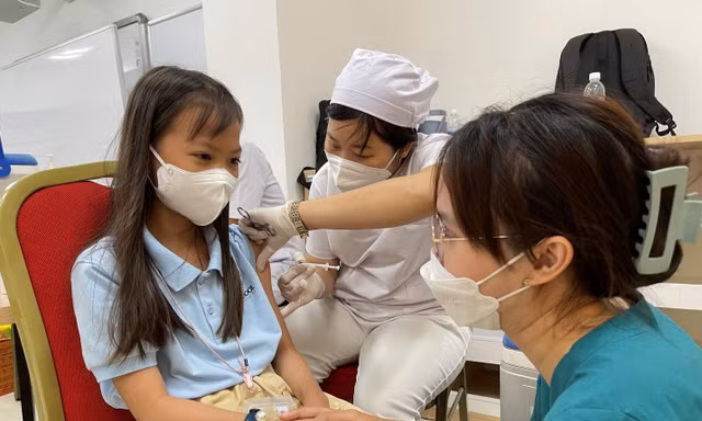 TPHCM: Thêm một tháng cao điểm tiêm vắc xin COVID-19 cho trẻ em