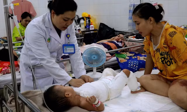 Mẹ lóc da cứu con bị bỏng nước sôi thoát chết