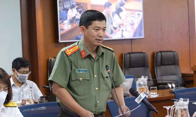 'Cò mồi' lộng hành khi người dân đổ xô đi làm hộ chiếu ở TPHCM