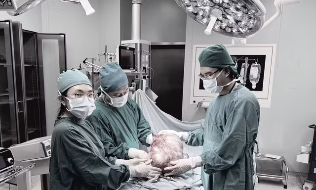 Cứu bé gái mang khối u buồng trứng khổng lồ