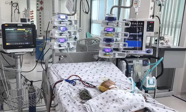 Bé 7 tháng tuổi co giật, nguy kịch vì mắc bệnh truyền nhiễm