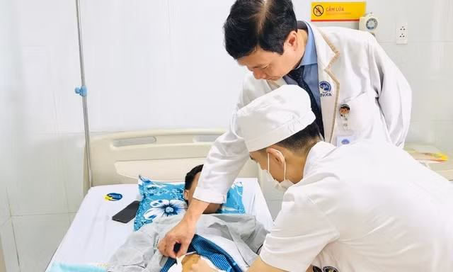 Suýt mất mạng do bị đâm xuyên bụng, thủng nhiều nội tạng