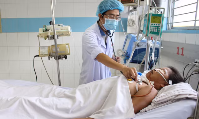 Nhiều bệnh nhân sốt xuất huyết thở máy, nguy kịch