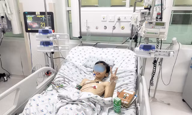 Cứu cậu bé bị đàn bò giẫm đạp dập lách, rách phổi