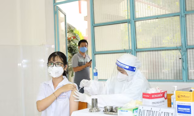 TPHCM hỗ trợ Sóc Trăng “thần tốc” tiêm vắc xin ngừa COVID-19