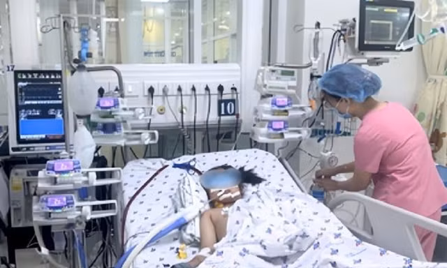 Bé gái xẹp phổi, nguy kịch sau 2 ngày chỉ bị sốt nhẹ