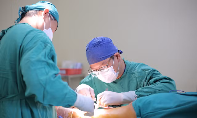 Người phụ nữ cấp cứu vào viện với chiếc chân chống xe đâm xuyên cẳng chân