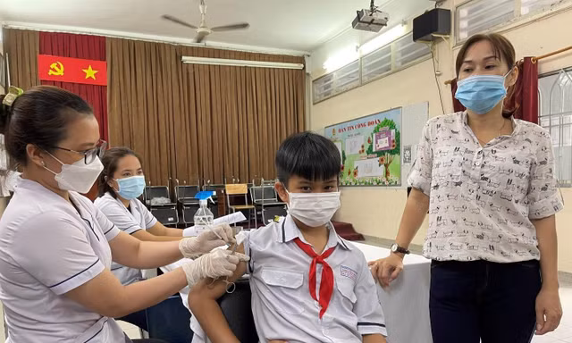 Con chưa tiêm vắc xin, phụ huynh sẽ nhận được tư vấn trực tiếp
