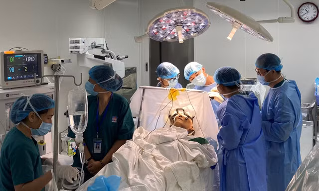Dùng dòng điện kích thích não sâu 'cứu' người đàn ông 30 năm bị bệnh Parkinson