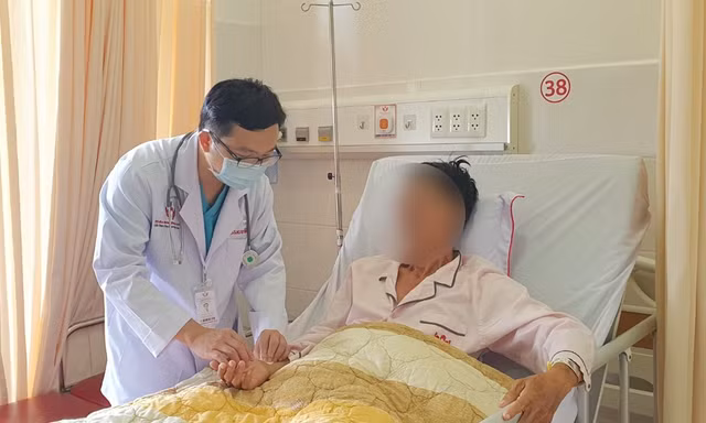 Gục ngã trên đường, người đàn ông bị ngưng tim thoát chết thần kỳ