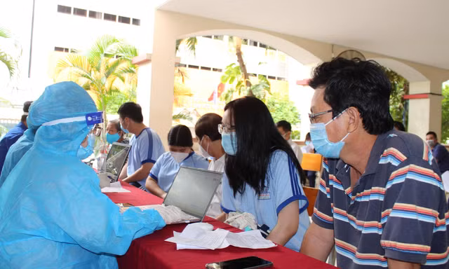TPHCM tìm tên 579 nhân viên y tế chưa cho con tiêm vắc xin COVID-19