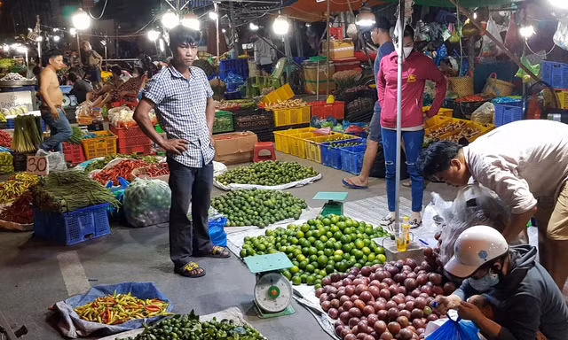 Vì sao chợ cóc đang bùng phát mạnh mẽ ở TPHCM?