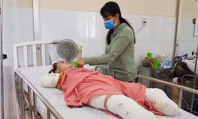 Người phụ nữ mất cả tứ chi vì điện giật khi dùng cây sắt hái xoài cho con