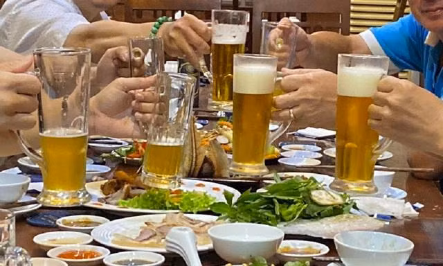 Lạm dụng rượu bia ngày Tết coi chừng mất mạng