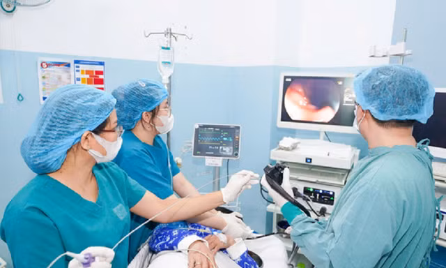 Cô gái trẻ nhập viện cấp cứu vì sai lầm nhiều người mắc khi uống thuốc