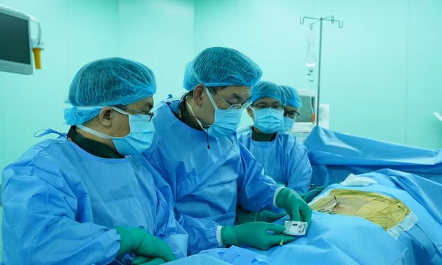 Dùng xung điện để điều trị đau cho người bệnh