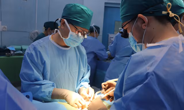 Ghép thận cứu bé gái mắc đột biến gen hiếm gặp
