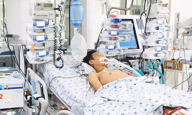 Nam sinh 15 tuổi suýt chết vì bệnh cực kỳ nguy hiểm, dấu hiệu cảnh báo chỉ đau bụng và mệt