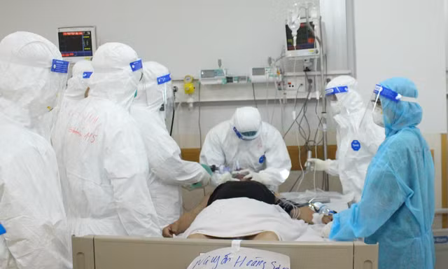 TPHCM: Hơn 900 nhân viên y tế đã bị phơi nhiễm COVID-19