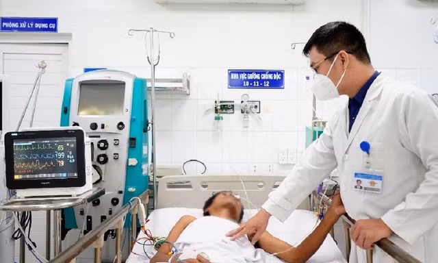 Uống rượu pha cồn công nghiệp người đàn ông nguy kịch 