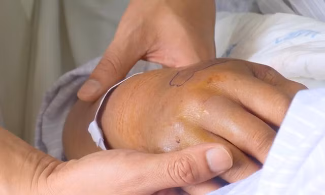 Bị rắn độc tấn công, bệnh nhi nguy kịch vì đắp thuốc thầy lang