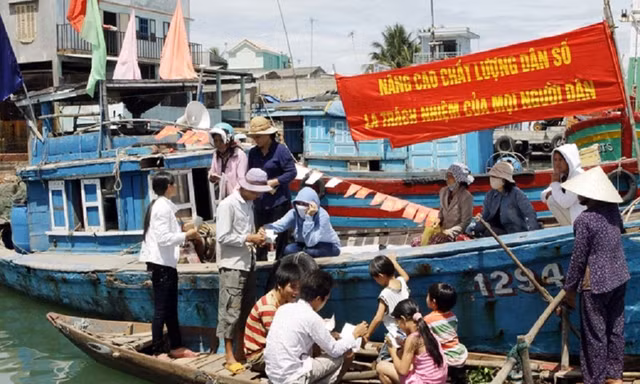 Chi hỗ trợ cộng tác viên dân số ở TPHCM không đủ... đổ xăng