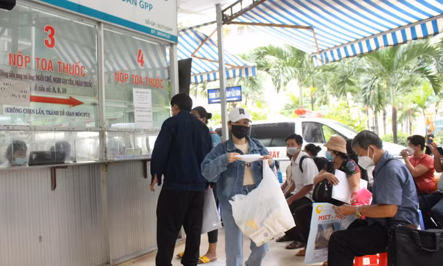Thiếu thuốc, bệnh nhân các tỉnh dồn về Chợ Rẫy đe dọa chất lượng điều trị
