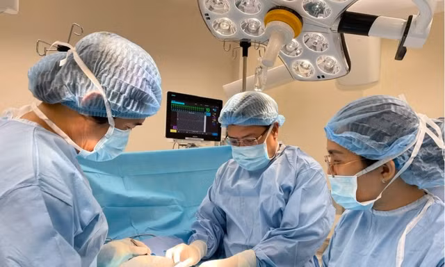 Bé gái suýt phải cắt bỏ buồng trứng vì cha mẹ bỏ qua những dấu hiệu cảnh báo này