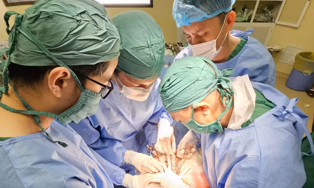 Cứu sống bệnh nhân bị vỡ túi phình động mạch chủ, máu 'phun thành vòi'