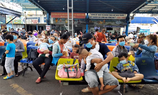 Sốt xuất huyết, tay chân miệng tiếp tục 'leo thang' tại TPHCM