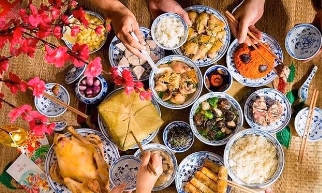 Tiệc tùng linh đình ngày Tết coi chừng rước bệnh vào thân
