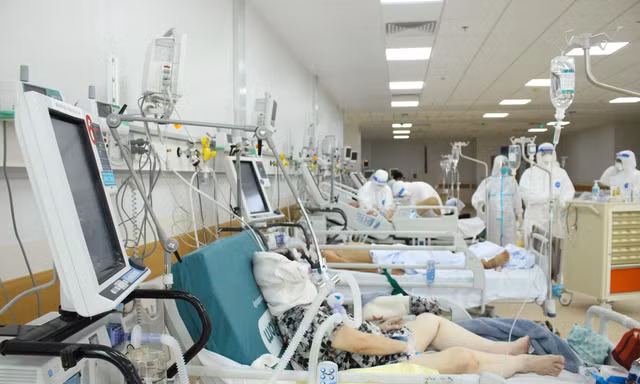 Nhiều bệnh nhân nặng đến nay người thân vẫn chưa liên lạc được xem họ đang điều trị ở đâu do lỗi thông tin tiếp nhận