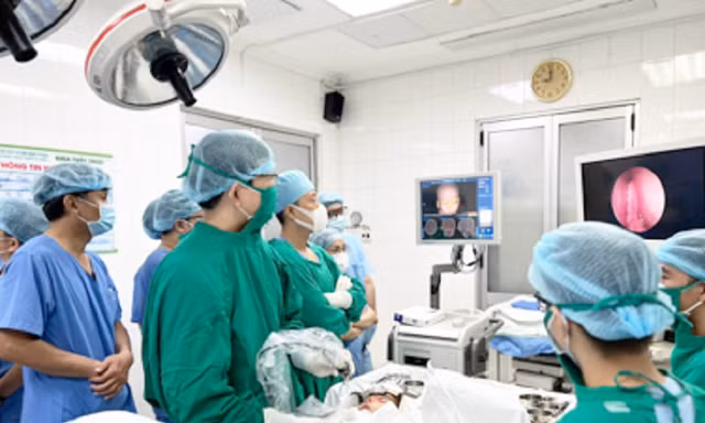 Bé trai 3 tuổi bị đâm thủng sàn sọ vì nghịch đũa