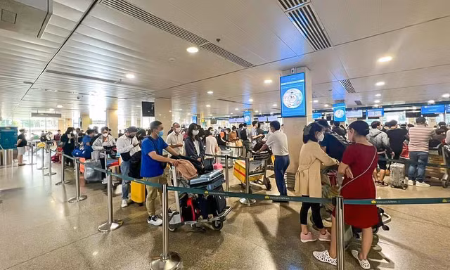 Người về quê đông nhưng chỉ bằng một nửa so với trước dịch COVID-19