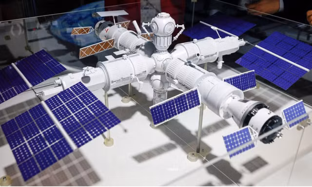 Mô hình trạm quỹ đạo mà Nga dự định sẽ bắt đầu phóng lên vào năm 2027. (Ảnh: Reuters)