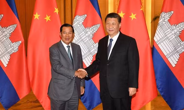 Thủ tướng Campuchia Hun Sen trong một dịp gặp Chủ tịch Trung Quốc Tập Cận Bình. (Ảnh: Khmer Times)
