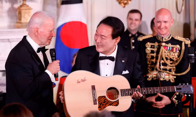 Tổng thống Hàn Quốc Yoon Suk Yeol được Tổng thống Mỹ Joe Biden tặng cây guitar của Don Mclean