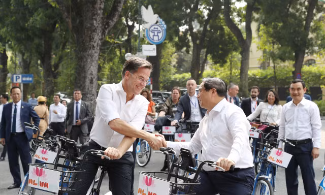 Hai Thủ tướng Việt Nam - Hà Lan cùng đạp xe dạo phố Hà Nội