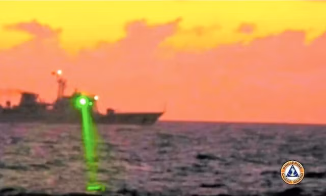 Tàu hải cảnh Trung Quốc bị tố chĩa laser quân sự vào tàu Philippines