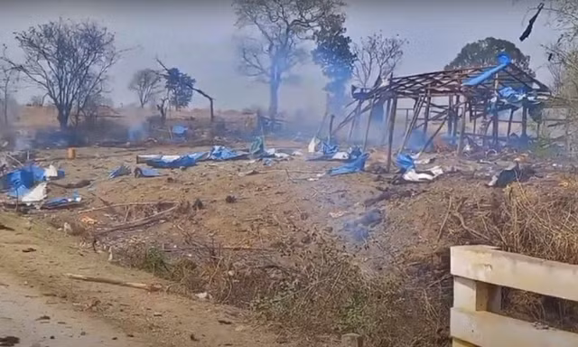 Cảnh tượng tan hoang ở khu vực bị chính phủ quân sự Myanmar không kích