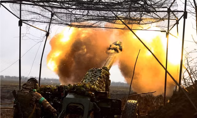 Binh lính Ukraine nã pháo tấn công quân Nga gần Bakhmut ngày 13/4. (Ảnh: Reuters)