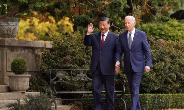 Lãnh đạo Mỹ - Trung đi dạo cùng nhau trong dịp gặp ở Francisco. (Ảnh: Reuters)