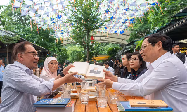 Thủ tướng Phạm Minh Chính tặng sách cho Thủ tướng Malaysia Anwar Ibrahim. (Ảnh: Việt Linh)