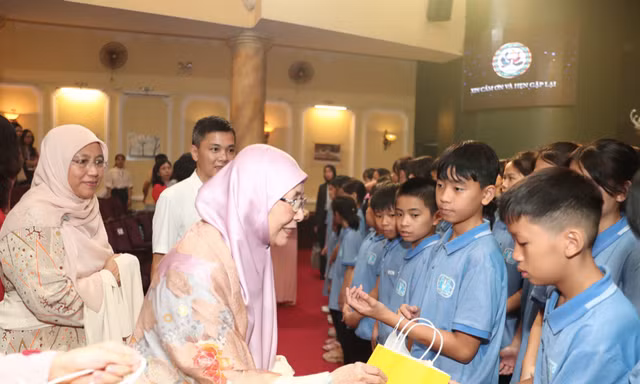 Phu nhân Thủ tướng Phạm Minh Chính cùng Phu nhân Thủ tướng Malaysia xem múa rối nước