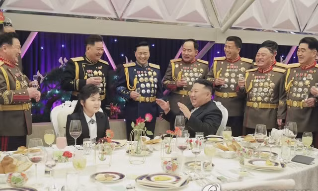Ông Kim Jong Un và con gái Ju-ae tại tiệc chiêu đãi