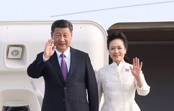 Tổng Bí thư, Chủ tịch Trung Quốc và Phu nhân Bành Lệ Viện. (Ảnh: China Daily)